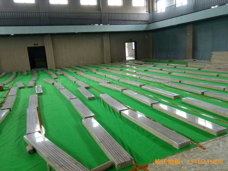 上海寶山區美蘭湖中學運動館運動木地板鋪設案例2