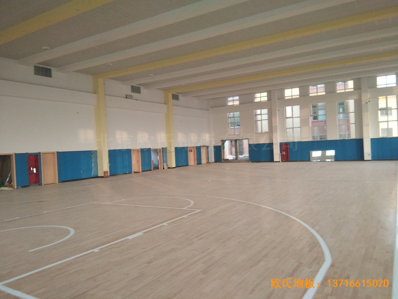 山東李滄徐水路小學籃球館體育木地板鋪設案例0
